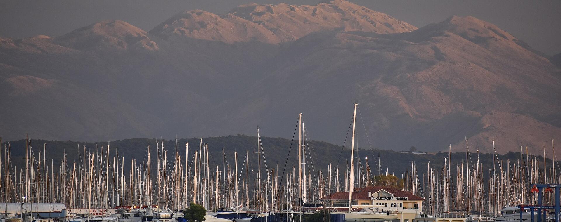 Η μαρίνα της Πρέβεζας με φόντο τα βουνά